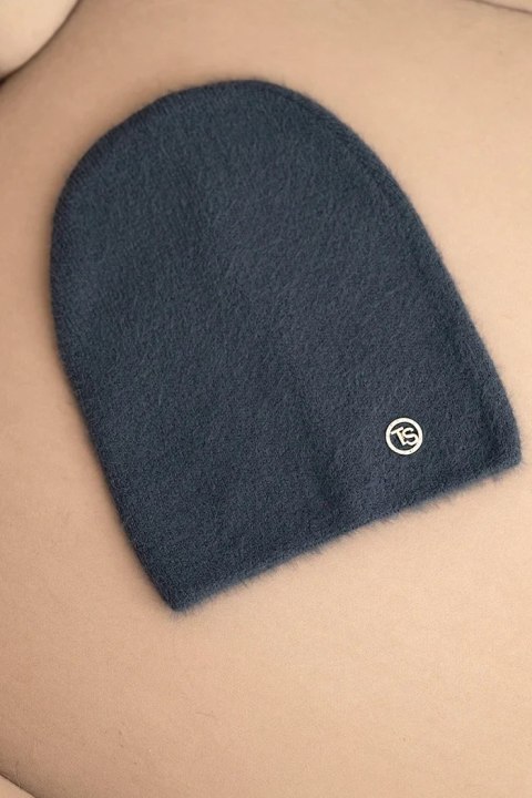 Czapka damska klasyczna z miękkiej dzianiny z dekoracyjną blaszką grafitowa