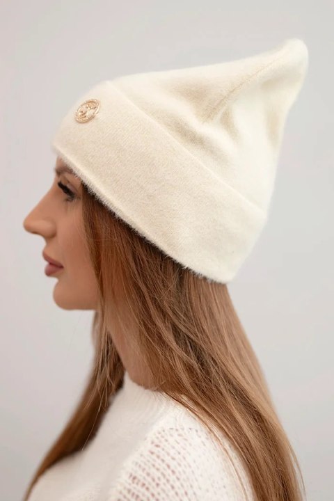 Czapka damska miękka z puszystej dzianiny z ozdobną blaszką beżowa