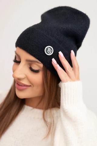 Czapka damska miękka z puszystej dzianiny z ozdobną blaszką czarna