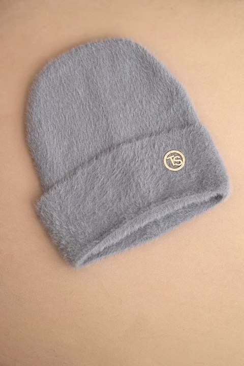 Czapka damska miękka z puszystej dzianiny z ozdobną blaszką szara