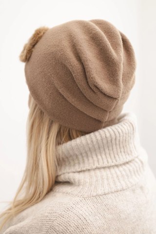 Czapka damska z ozdobnymi futrzanymi kwiatami elegancka fango