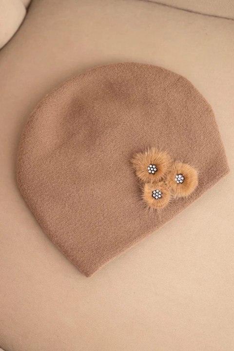 Czapka damska z ozdobnymi futrzanymi kwiatami elegancka fango