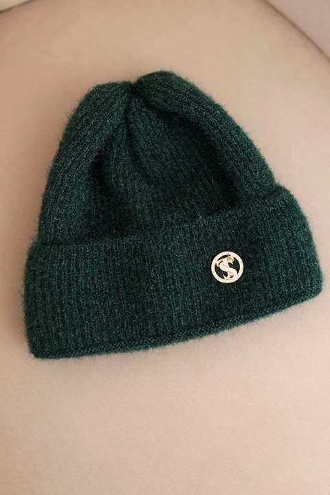 Czapka damska zimowa puszysta z ozdobnym guzikiem ciemno zielona