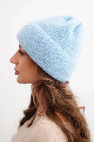 Czapka damska zimowa puszysta z ozdobnym guzikiem niebieska