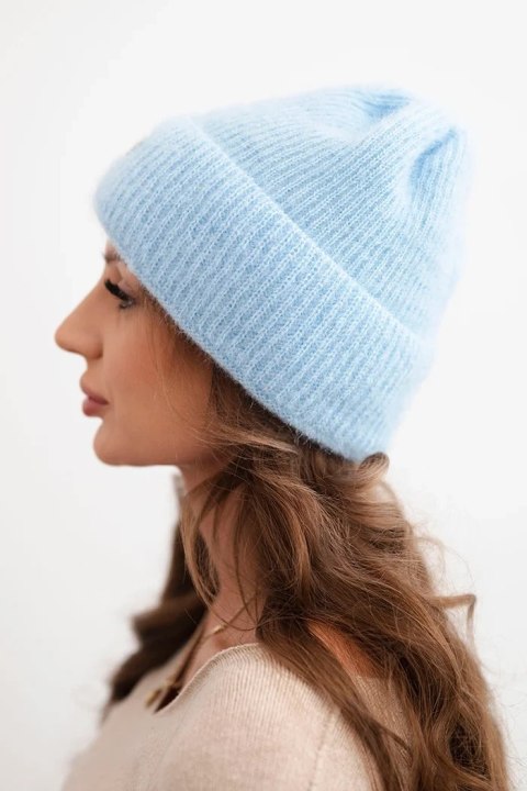 Czapka damska zimowa puszysta z ozdobnym guzikiem niebieska