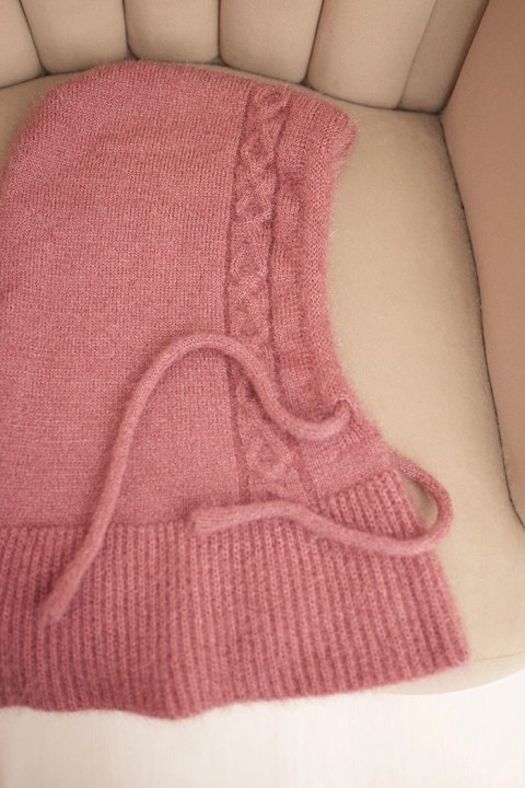 Czapka kaptur damski z wiązaniem i warkoczowym splotem ciemno różowa