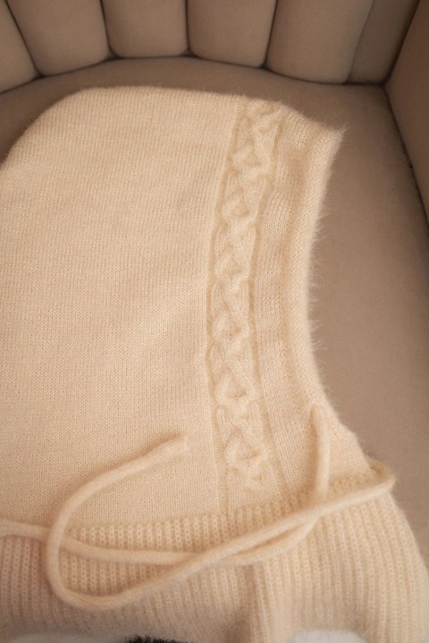 Czapka kaptur damski z wiązaniem i warkoczowym splotem ecru