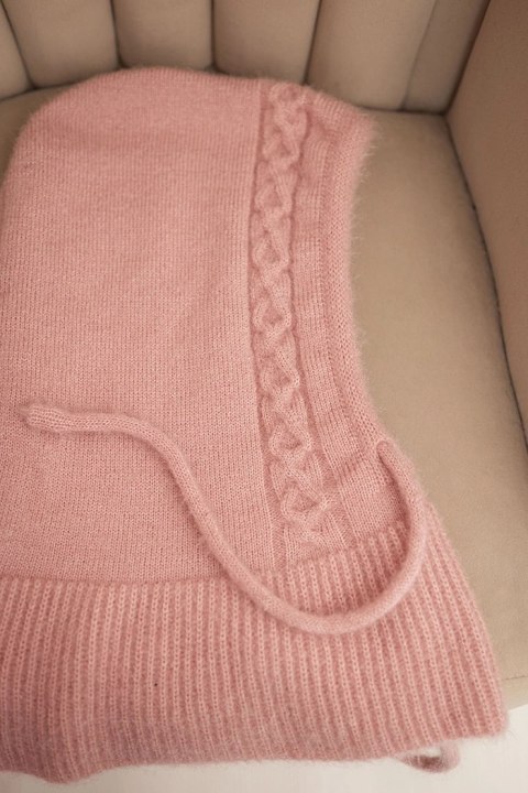 Czapka kaptur damski z wiązaniem i warkoczowym splotem pudrowy róż