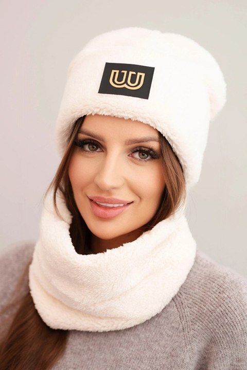 Komplet damski polarowy czapka i komin z ozdobną naszywką jasny beżowy