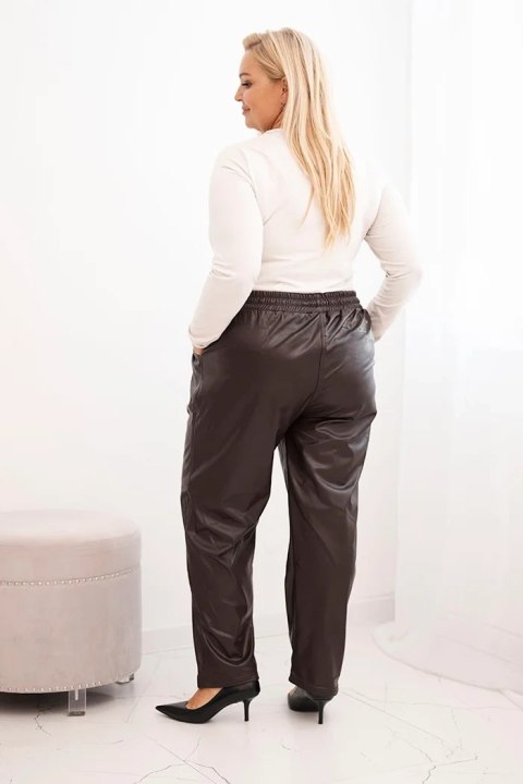 Spodnie damskie Plus Size z ekoskóry z wysokim stanem i gumką w pasie brązowe