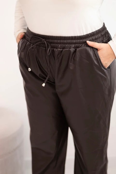 Spodnie damskie Plus Size z ekoskóry z wysokim stanem i gumką w pasie brązowe