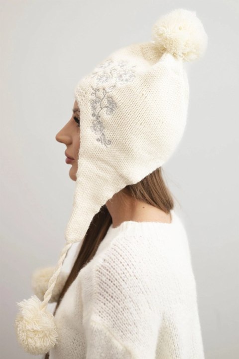 Czapka damska zimowa uszatka z pomponami K431 ecru