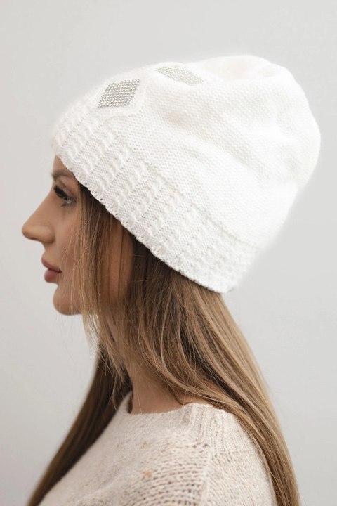 Czapka damska zimowa wełniana z cyrkoniami i wzorem K455 biała
