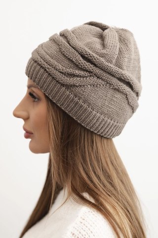 Czapka damska zimowa wełniana z ozdobnym splotem K429 cappuccino