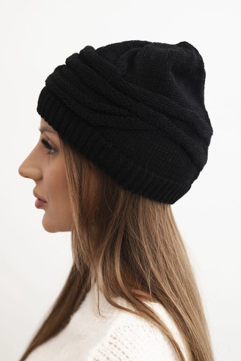 Czapka damska zimowa wełniana z ozdobnym splotem K429 czarna