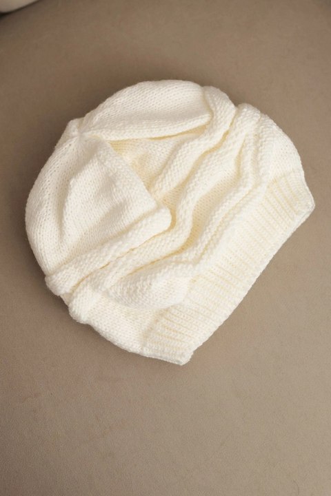 Czapka damska zimowa wełniana z ozdobnym splotem K429 ecru