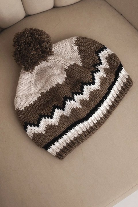 Czapka damska zimowa wełniana z pomponem i kolorowym wzorem K435 beżowa + mocca