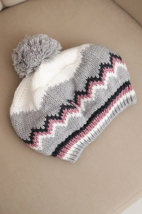 Czapka damska zimowa wełniana z pomponem i kolorowym wzorem K435 biała + szara