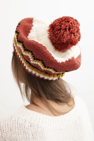 Czapka damska zimowa wełniana z pomponem i kolorowym wzorem K435 ecru + ruda