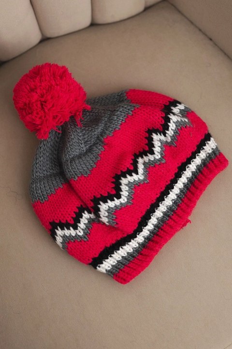 Czapka damska zimowa wełniana z pomponem i kolorowym wzorem K435 grafitowa + fuksja