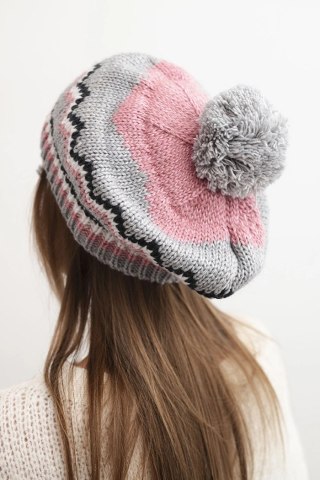 Czapka damska zimowa wełniana z pomponem i kolorowym wzorem K435 różowa + szara