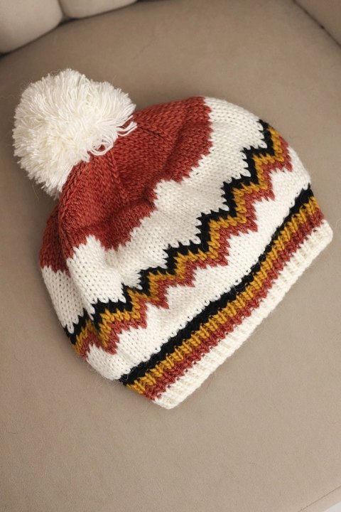 Czapka damska zimowa wełniana z pomponem i kolorowym wzorem K435 ruda + ecru