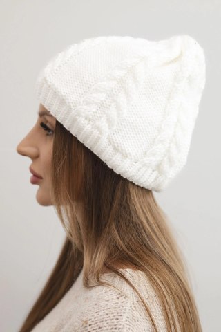 Czapka damska zimowa wełniana z warkoczowym splotem K452 biała