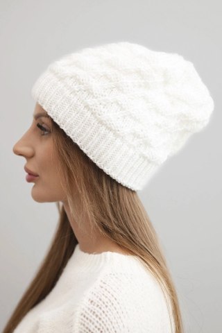 Czapka damska zimowa wełniany z ozdobnym splotem K430 biała