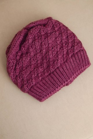 Czapka damska zimowa wełniany z ozdobnym splotem K430 fioletowa