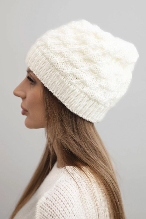 Czapka damska zimowa wełniany z ozdobnym splotem K430 jasne ecru