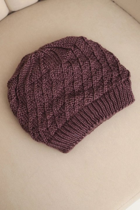 Czapka damska zimowa wełniany z ozdobnym splotem K430 śliwkowa