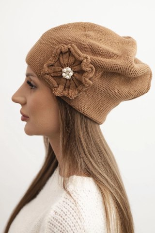 Czapka damska zimowa z ozdobnym kwiatem i perełkami K421 camelowa