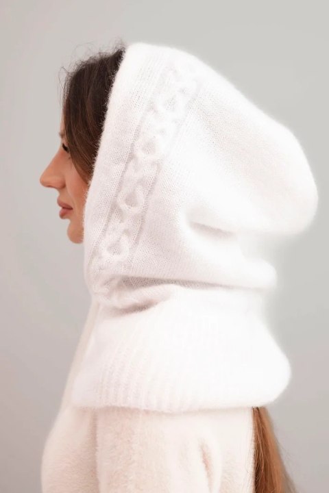 Czapka kaptur damski z wiązaniem i warkoczowym splotem biała