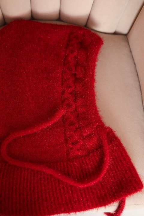 Czapka kaptur damski z wiązaniem i warkoczowym splotem czerwona