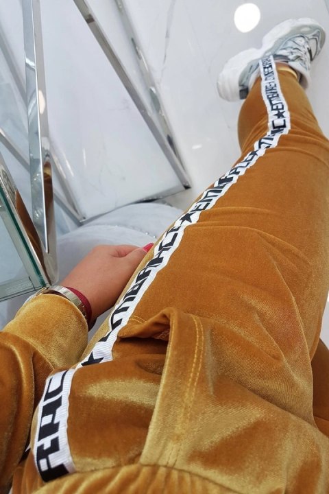 Komplet welurowy z ozdobnymi taśmami musztardowy