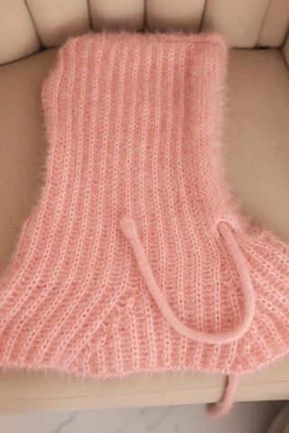 Czapka kaptur damski z delikatnym splotem z troczkami pudrowy róż