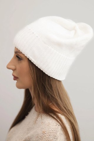 Czapka damska zimowa z wełną i delikatnym zdobieniem biała