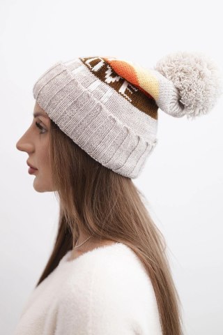 Czapka damska zimowa z wełną i napisem z dużym pomponem K422 beżowa