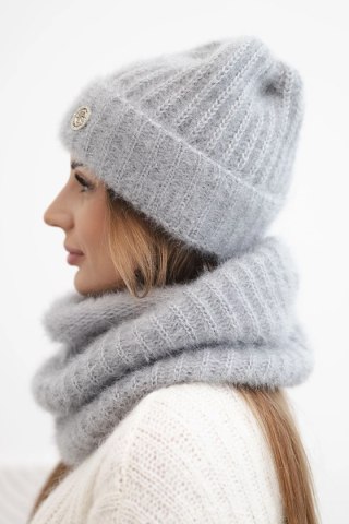 Komplet damski czapka i komin zimowy puszysty z ozdobnym emblematem ciemny szary