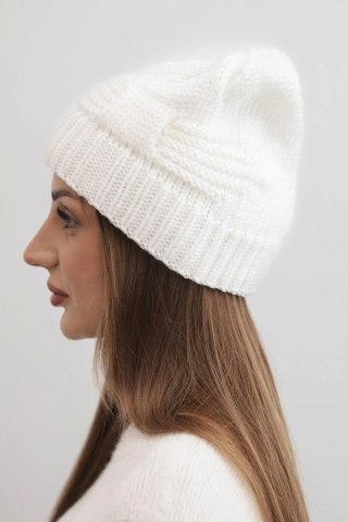 Czapka damska zimowa akrylowa z ozdobnym splotem K462 biała
