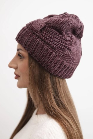 Czapka damska zimowa akrylowa z ozdobnym splotem K462 ciemno fioletowa