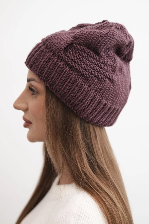 Czapka damska zimowa akrylowa z ozdobnym splotem K462 ciemno fioletowa