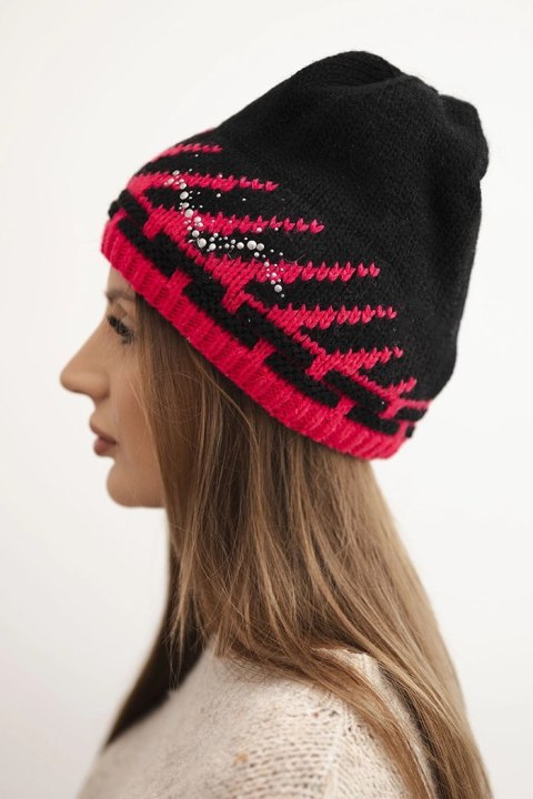 Czapka damska zimowa wełniana z geometrycznym wzorem i dżetami K469 czarna + fuksja