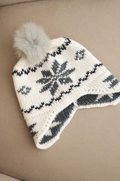 Czapka damska zimowa wełniana z motywem śnieżynki i pomponem K450 ecru