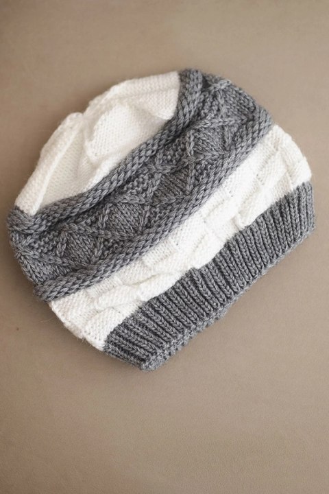 Czapka damska zimowa wełniana z ozdobnym splotem K446 biała + szara