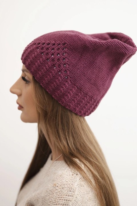 Czapka damska zimowa wełniana z ozdobnym splotem i dżetami K449 ciemno fioletowa