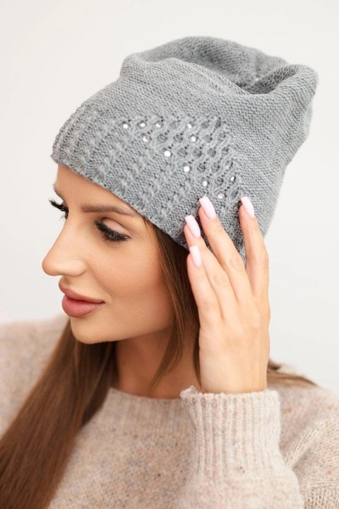 Czapka damska zimowa wełniana z ozdobnym splotem i dżetami K449 szara