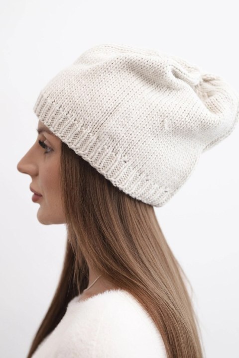 Czapka damska zimowa z uszkami i prążkowanym splotem K440 beżowa