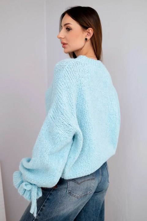 Sweter damski z dodatkiem moheru z grubym splotem i ozdobnymi rękawami niebieski