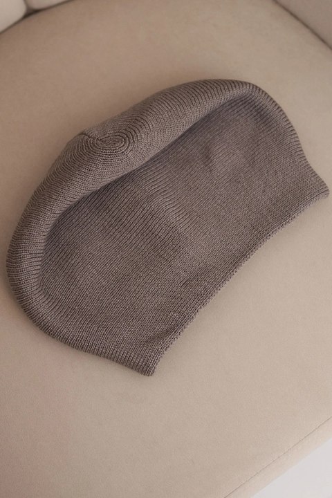 Czapka damska wełniana klasyczna gładka beanie K420 cappuccino